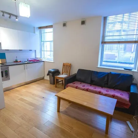 Modern 2 Bedroom Flat In The Heart Of Daire *