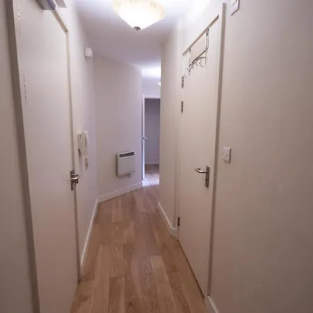 Modern 2 Bedroom Flat In The Heart Of Daire Bristol