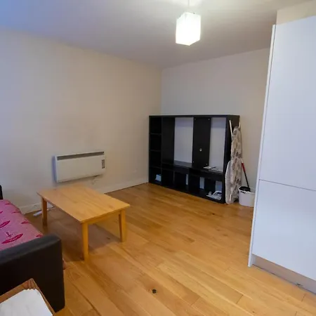 Modern 2 Bedroom Flat In The Heart Of *